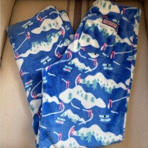 Vineyard Vines Blue and Cream Patterned Fleece pants. Cozy and great condition.